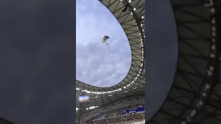 PARACHUTISTES QUI DÉPOSENT LE BALLO AU STADE VÉLODROME !!