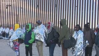 U.S. closes Arizona border crossing after large influx of migrants