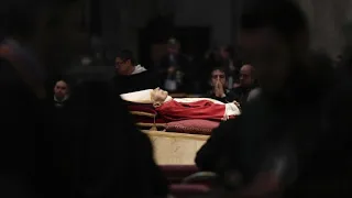 Petersdom: Trauernde nehmen Abschied von Benedikt XVI.