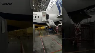 Проверка аварийного трапа Boeing 737-300 | Emergency escape slide operational test