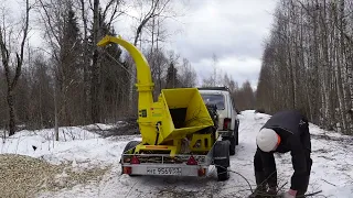 Измельчение веток при расчистке дороги