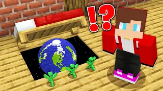 JJ and MIkey Found SECRET TINY PLANET Under Bed in Minecraft! - Maizen