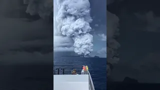 Мощное извержение подводного вулкана в Тонга 🇹🇴