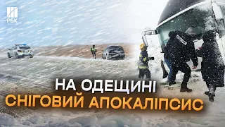 Швидку замело снігом, пасажирський автобус у кюветі, фура перекинулась: на Одещині сніговий колапс