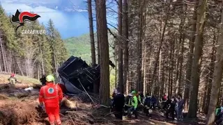 Funivia Stresa-Mottarone, le immagini dei soccorsi alla cabina precipitata