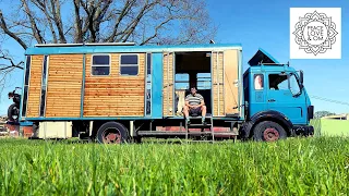 マレックの車輪付きの小さな家 - 伝書鳩輸送機から自宅まで