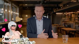 Танцы на шесте и особые туалетные щетки: видео Навального о вероятном дворце Путина