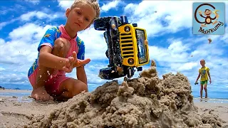 Дети и Машинки игрушки - Играем машинками на пляже. Манкиту
