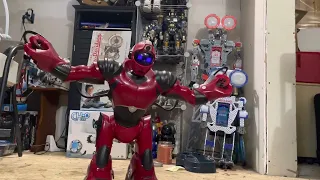 Red Robosapien V2 Demo!