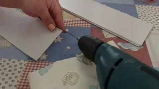 Процесс кручения трубочек бумажной лозы с помощью дрели.