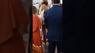 Emocionante momento de sacerdote recién ordenado bendiciendo a sus padres