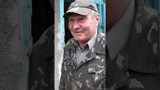 "Дзвонять з окопів на Донбасі" — чоловік в селі робить буржуйки на подвір'ї #Shorts