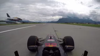 Een straaljager tegen een Red Bull F1 wagen