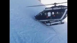 Dramatic footage shows daring moment skier is rescued in French Alps,The helicopter come to help