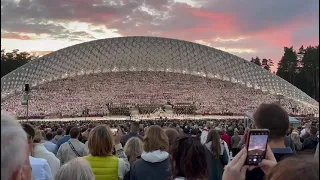 The 14,000th choral festival in Latvia sings the national anthem of Ukraine