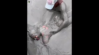 😳🔥कीचड़ में कैसे नहाते हैं लोग, Volcanic Mud Bath. #shorts #viral #gyanflix