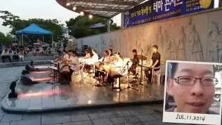 уличный концерт национальной корейской музыки