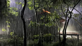 Звук сильного дождя на деревянном доме в таинственном лесу ночью - звук дождя для сна