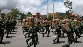 🇨🇴DESFILE MILITAR 20 de julio , COMANDOS, TROTES Y CANTOS MILITARES, BANDA DE GUERRA