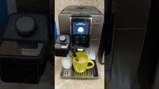 Первый запуск кофемашины Delonghi Dinamica Plus. Готовим флэт уайт на стандартных настройках.