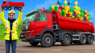 Les enfants jouent avec de vrais camions