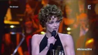 Vanessa Paradis reçoit la Victoire de la musique de l'artiste interprète féminine de l'année