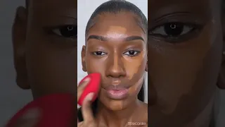 maquillage très simple avec du fond du teint et du mascara pour les débutantes