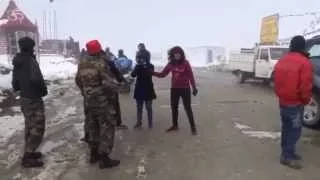 Khardung La (Ladakh) - Dance with the Army