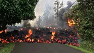 La Palma (Oct.02) Hot Lava flows into Residents' Homes and Thousands on the Beach of Fear