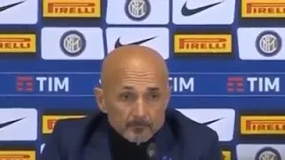 Spalletti viene interrotto da un gatto in conferenza!