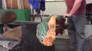 Sculpting a hand blown glass XXL Wave