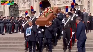 Funerali Silvio Berlusconi, il feretro lascia il Duomo di Milano, accompagnato dai figli e Fascina