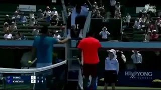 Tennis, il colpo mai visto l'ace con trucco di Tomic inganna Kyrgios e sorprende anche l’arbitro