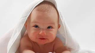 Comment donner un bain emmailloté à son bébé ?  - La Maison des Maternelles