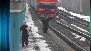 БАБКА ЧУТЬ НЕ ПОПАЛА ПОД ПОЕЗД