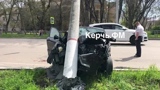 Серьезная авария с пострадавшими в Керчи: автомобиль вылетел в троллейбусную опору