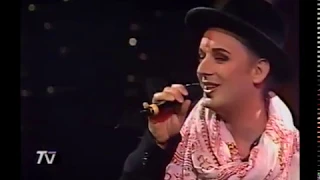 BOY GEORGE in Chile  News coverage and performance on Siempre Lunes 1993