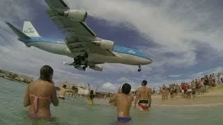 Spectacular 747 landing on Maho Beach - Atterrissage saisissant d'un 747 à Maho Beach