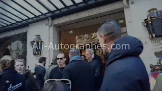 Gal Gadot coming out of her hotel in Paris, not signing. גל גדות יוצאת מהמלון שלה, לא חותמת