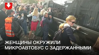 Женщины заблокировали микроавтобус с задержанными на площади Свободы в Минске 12 сентября