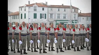 Les légionnaires reçoivent leurs képis blancs sur l'Ile de Ré