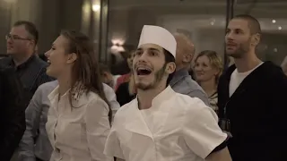 Flash Mob - Singing "We Will Rock You" in a hotel 🎵💃🏽