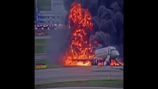 ACIDENTE DE UM AVIÃO EM CHAMA.