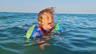 اول مرة بيبي مارفل يسبح لحاله في البحر 😱!!!