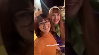 Camila Mendes e Madelaine Petsch fantasiadas de Velma e Daphne #shorts