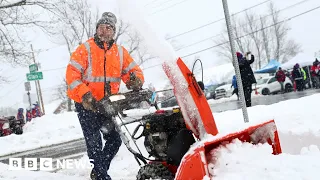 Winter storm sweeping US could become 'bomb cyclone' - BBC News