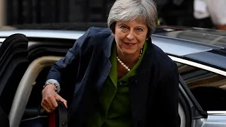 May besteht Brexit-Machtprobe - knapp