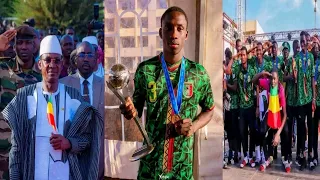 Mali🇲🇱magnifique L'arrivée🔴joueursU17à Bamako avec leur trophée.coupe du mondeU17