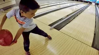 🏆 4-YEAR-OLD KID BEATS HIS WHOLE FAMILY IN BOWLING 🎳