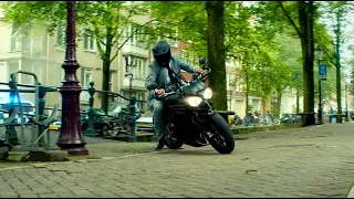 Погоня на Triumph Speed Triple ("Телохранитель киллера/The Hitman's Bodyguard", 2017)